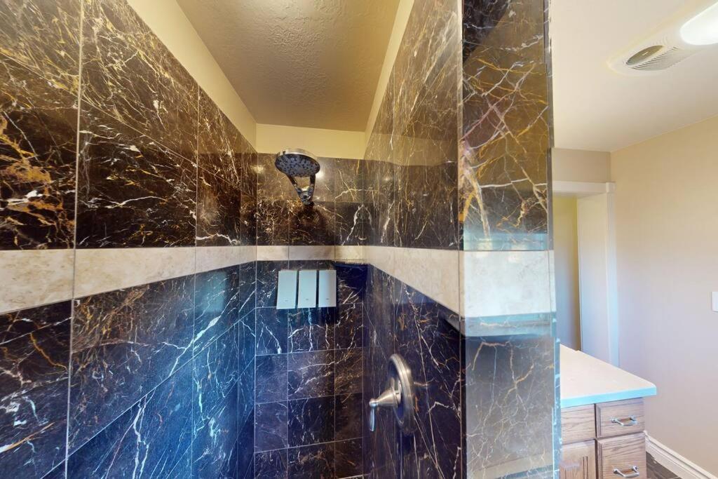 Tacit Shadow Resort Shangri-La King Suite, Gym, Coffee Bar, Hot-Tub, Free Laundry, Food Available Parowan エクステリア 写真