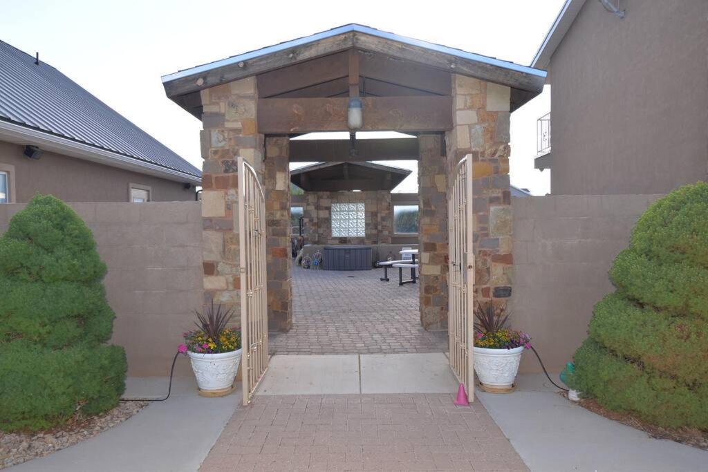 Tacit Shadow Resort Shangri-La King Suite, Gym, Coffee Bar, Hot-Tub, Free Laundry, Food Available Parowan エクステリア 写真