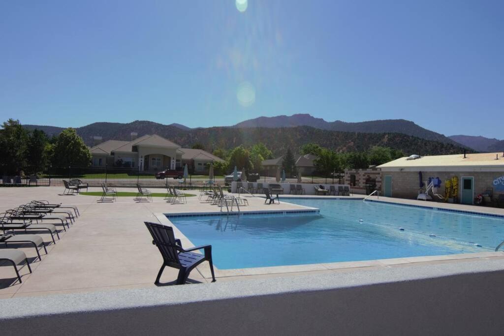 Tacit Shadow Resort Shangri-La King Suite, Gym, Coffee Bar, Hot-Tub, Free Laundry, Food Available Parowan エクステリア 写真