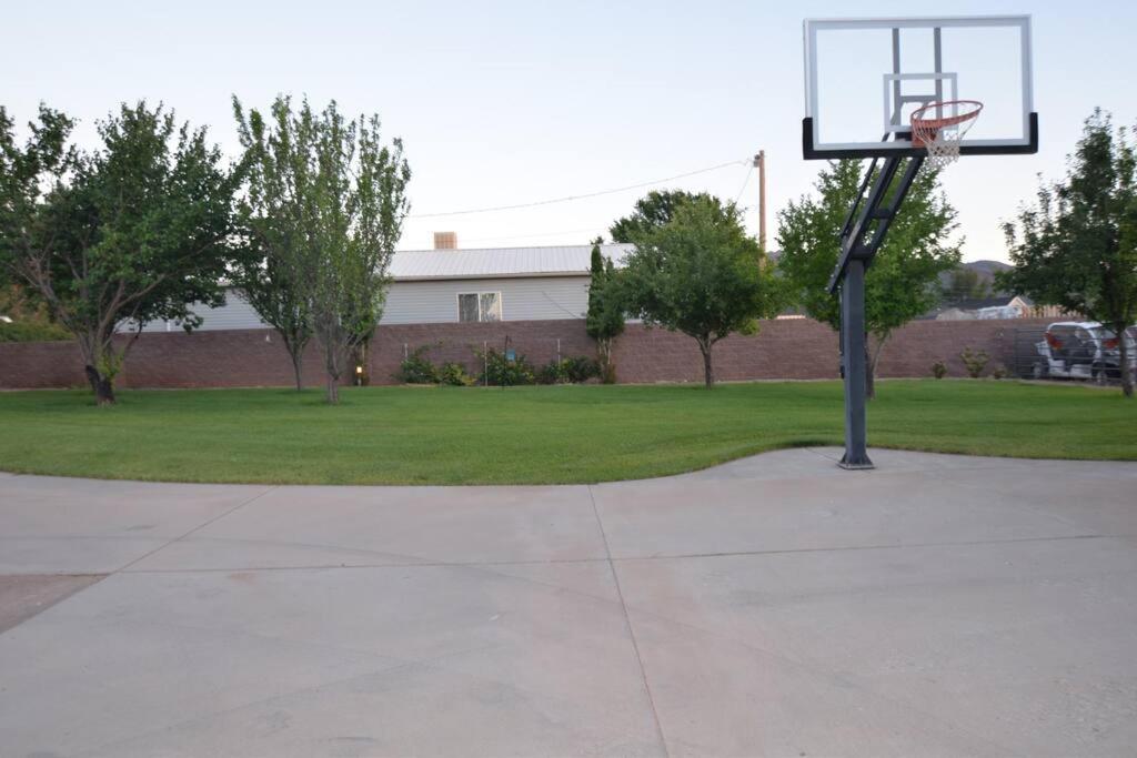 Tacit Shadow Resort Shangri-La King Suite, Gym, Coffee Bar, Hot-Tub, Free Laundry, Food Available Parowan エクステリア 写真